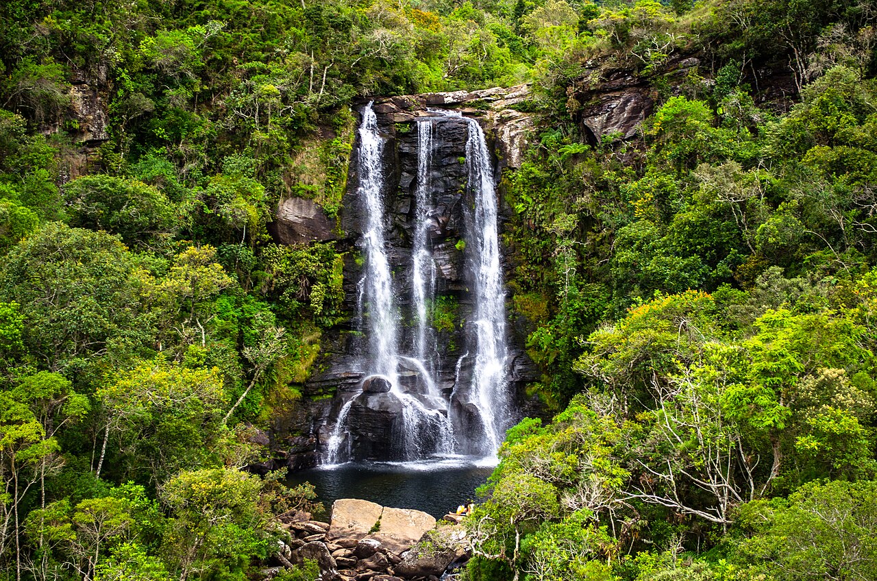 Cachoeira dos Garcias cercada pela mata, em Aiuruoca