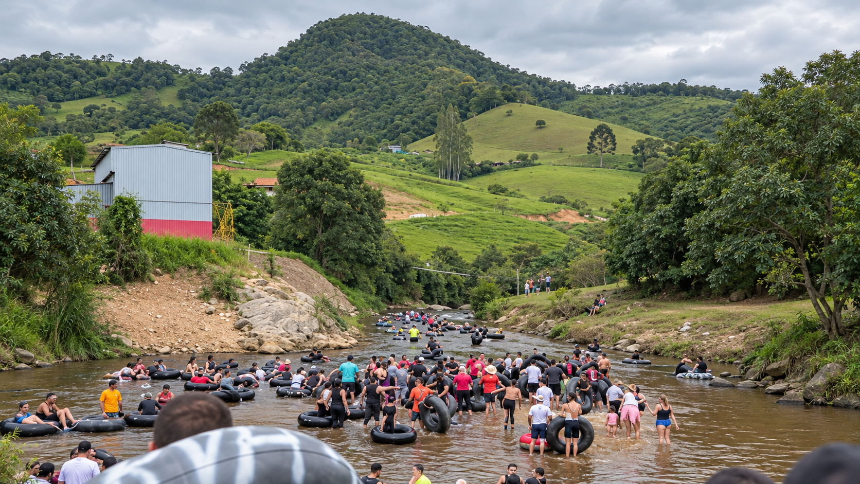 Imagem aprimorada de participantes da Descida da Boia em um rio de Alagoa