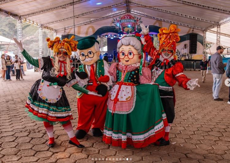 Personagens da Festa do Queijo e do Azeite em Alagoa, fotografados no espaço do evento