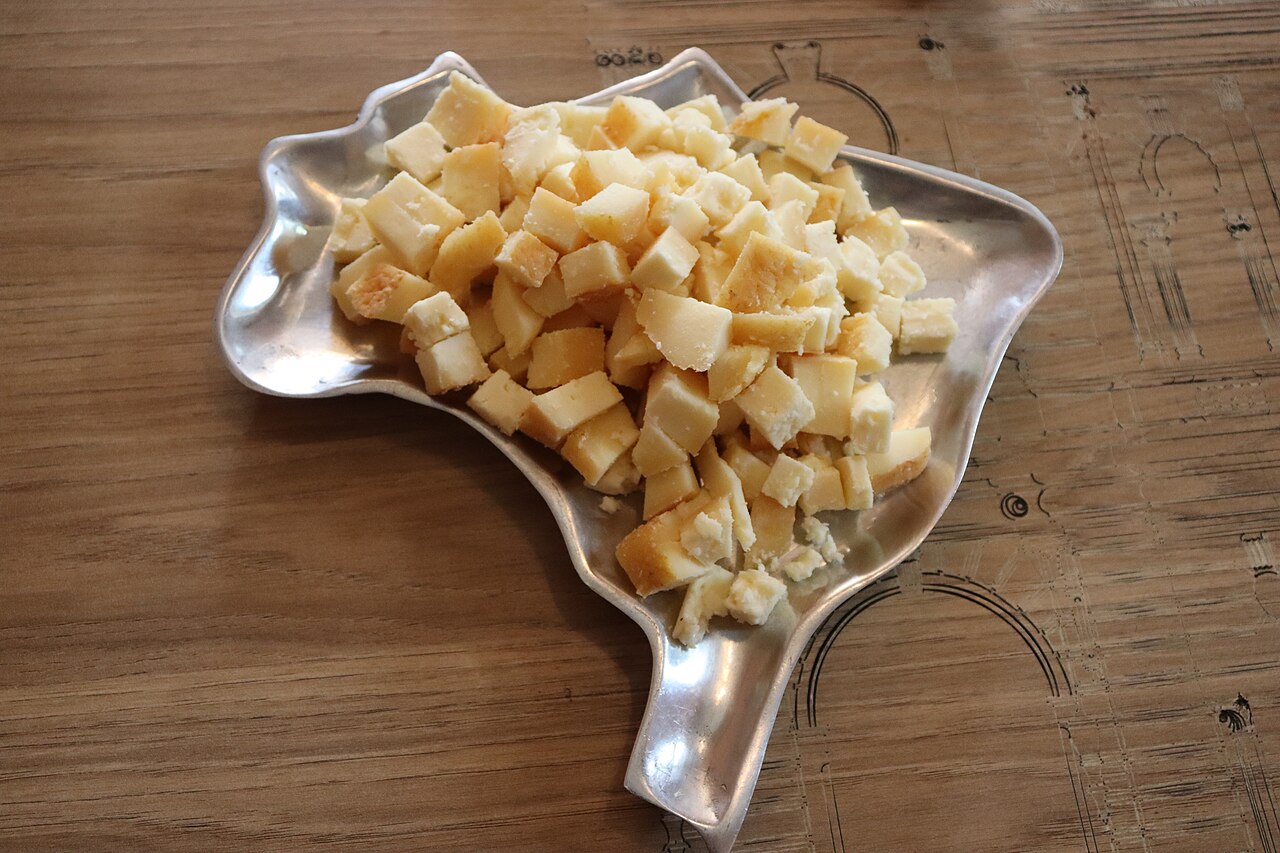 Queijo artesanal mineiro servido para degustação, imagem ilustrativa da rota do queijo