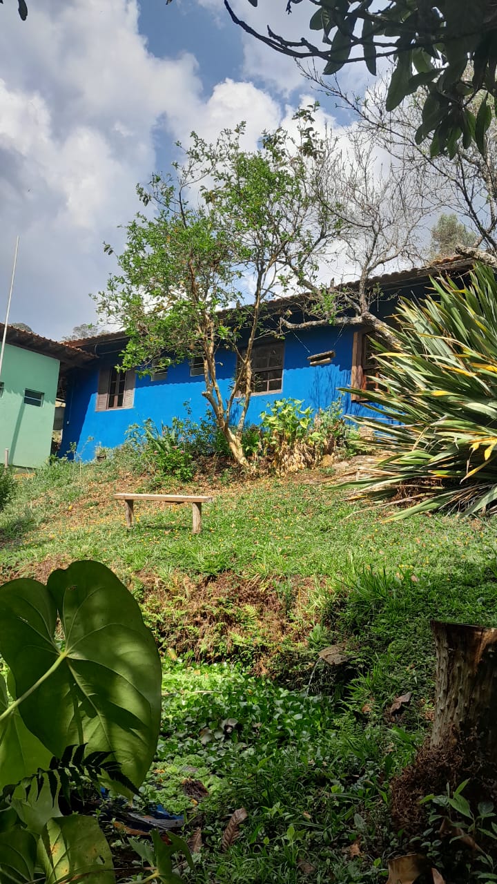 Jardim da hospedaria com banco e vista