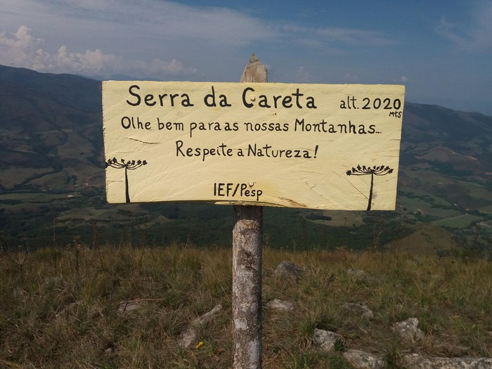 Placa da Serra da Careta com montanhas ao fundo